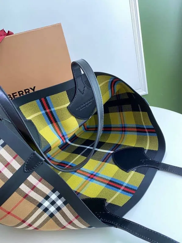 Burberry Giant Reversible Tote in Vintage Check- Black