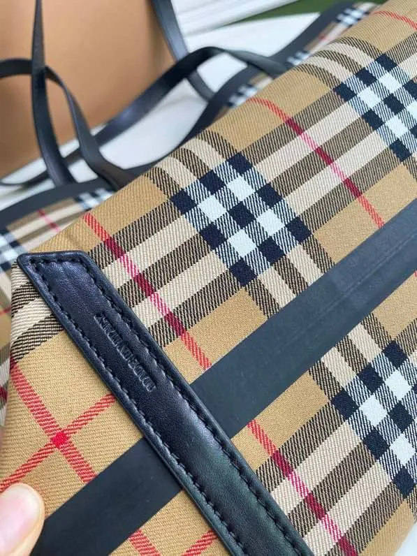 Burberry Giant Reversible Tote in Vintage Check- Black